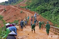 Quang Ngai border guards help repair landslide-damaged road